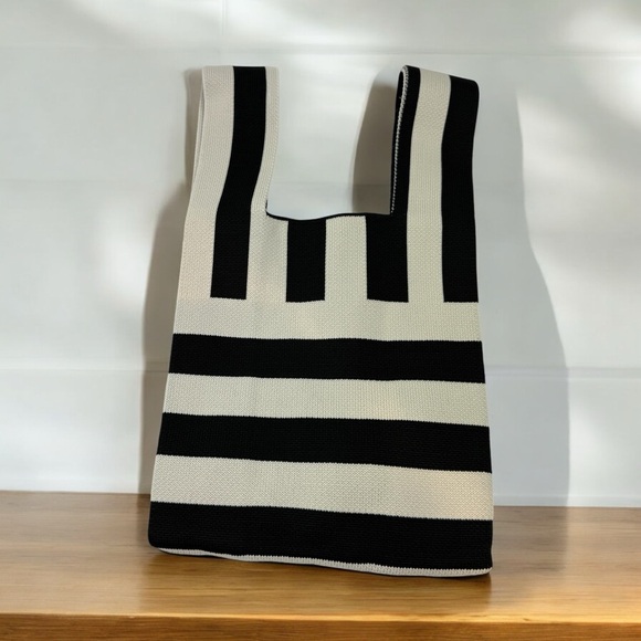 NWT Beige/Black Strips Flower Compact Stylish Essentials Handheld Bag - Picture 2 of 9